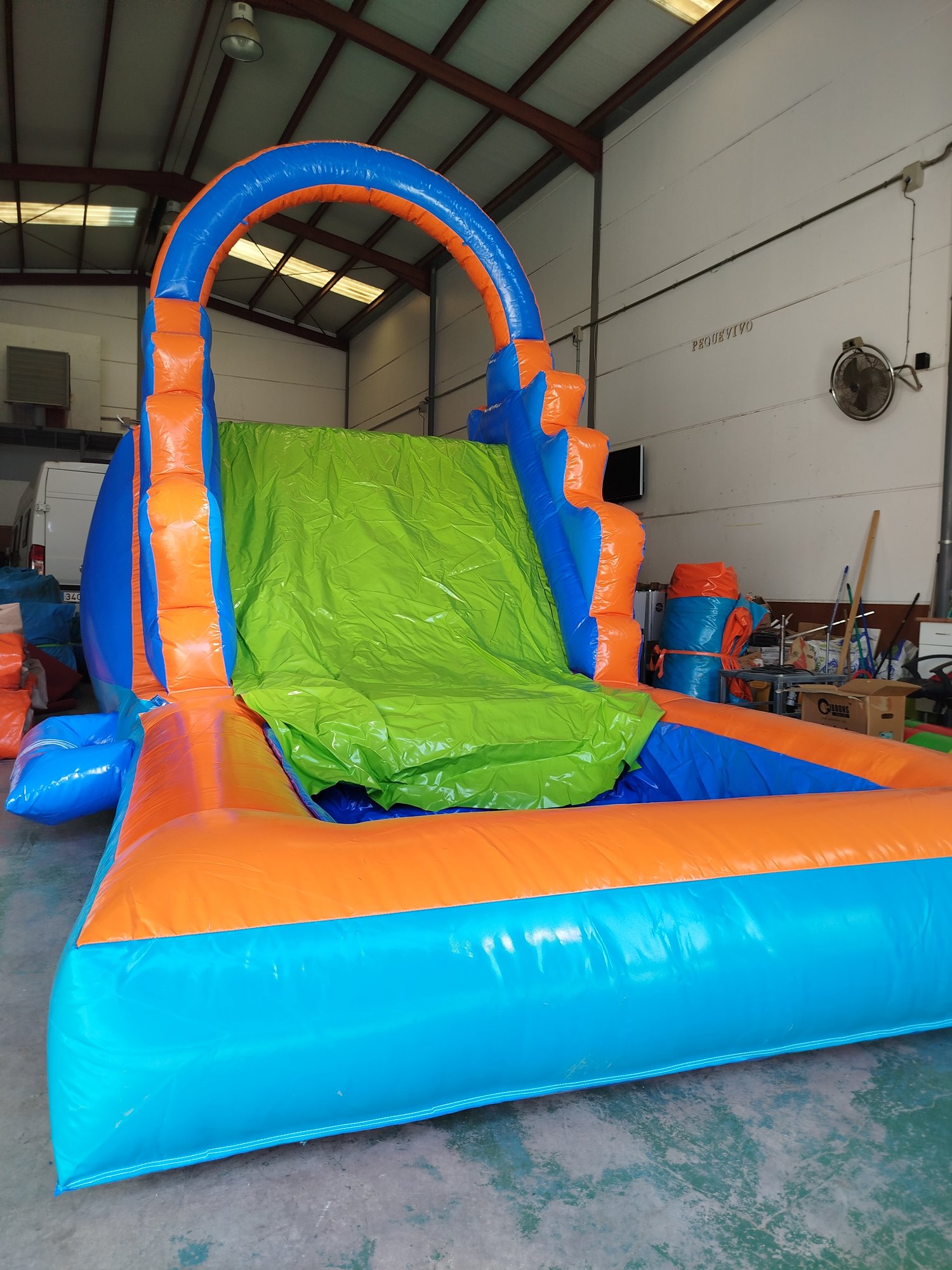 En esta imagen se puede ver un castillo hinchable acuático con tobogán, ideal para que los niños y niñas disfruten en verano.
