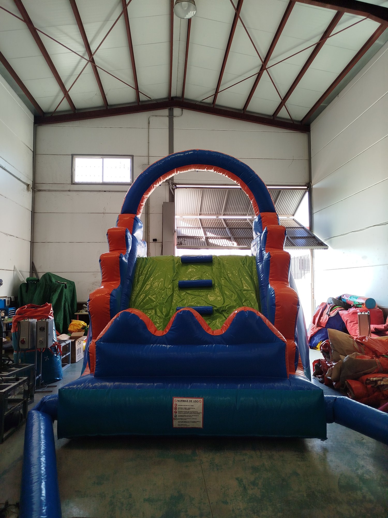 En esta imagen se puede ver la parte trasera de un castillo hinchable acuático con tobogán, ideal para que los niños y niñas disfruten en verano. En esta imagen se puede ver la parte trasera de un castillo hinchable acuático con tobogán, ideal para que los niños y niñas disfruten en verano.