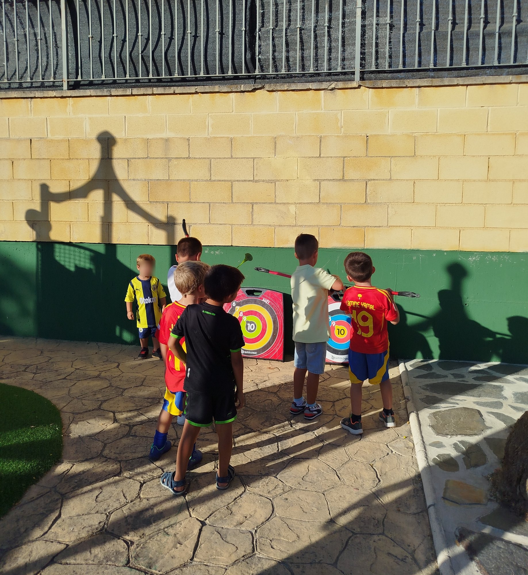 En esta imagen se puede ver a varios niños y niñas probando una de nuestras actividades estrella, el tiro con arco.